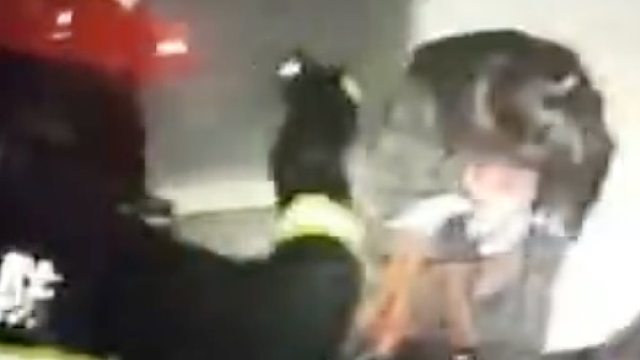 家中着火，丈夫让妻儿先逃离火场，被救时一直哭问妻儿是否安全