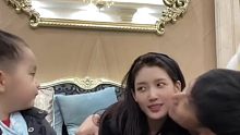 爸爸故意当着儿子的面亲妈妈，萌娃的反应亮了