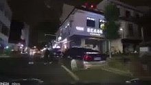 半夜大脚油门炸街，结果司机大叫“完了”