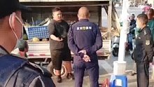 摆摊男子与市容巡查争吵，疑似领导态度强硬引发争端