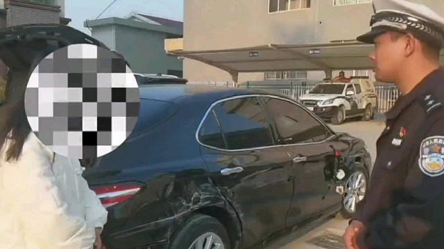 2月28日，一百公里撞了四次车，警察问原因，竟说：路太窄，阳光太刺眼！网友：有亿点点离谱。#交通事故