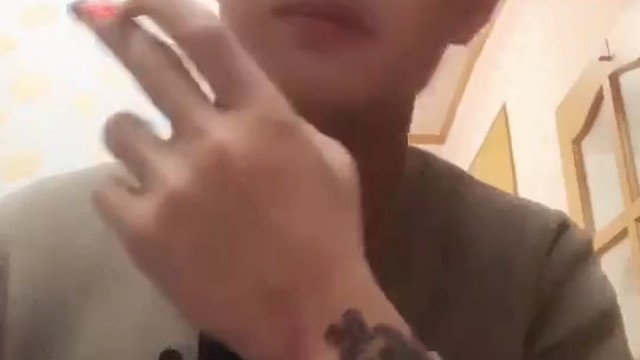 飞蛾错把灯当火扑了又扑.