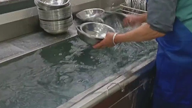 洗完之后还要进高温蒸箱高温消毒的