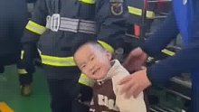 孩子高兴的向同学介绍他的消防员爸爸，网友：爸爸给孩子长脸了！