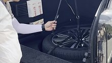 又是车主硬知识，知道全新揽胜的备胎怎么拿出来吗，因为是全尺寸备胎，非常重，会有一个随车的小工具