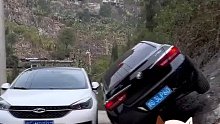 两车在窄路上会车，黑车竟以高难度姿势避让。网友：车品好，人品更好