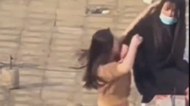 女孩顶楼轻生欲跳楼不让靠近，闺蜜冒死相救 假装受伤演技炸裂