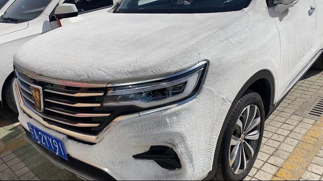 小刀刺屁股——开眼了，车也可以穿皮草