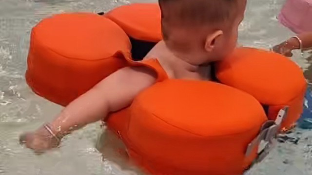 阿妹妹第一次游泳呢