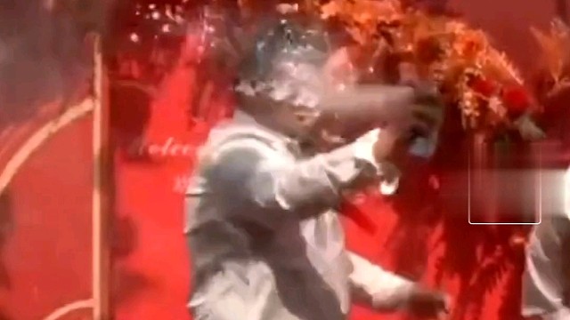 伴郎伴娘上台遭“偷袭”，不料下一秒小胖操作亮了