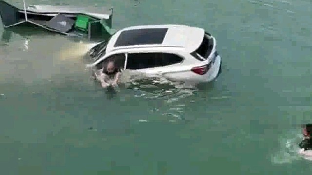 一辆宝马车失控落海，车主在车沉前一秒逃生，同伴跳水救人