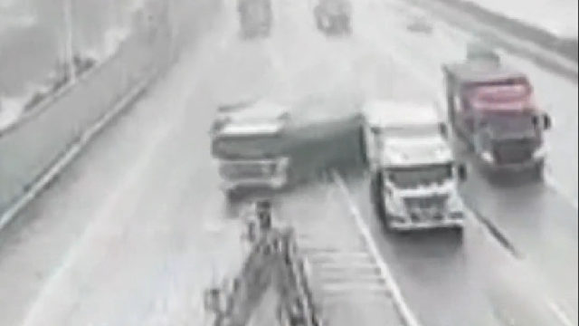 高速上突然“卡位”，货车紧急避让撞上护栏！