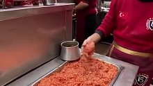 做個肉串都很嚴(yán)謹(jǐn)啊，每串肉重量一定夠