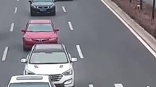 惊险！一辆白色SUV追尾黑色轿车后，翻滚几圈后侧翻，车内衣物从天窗甩出。
