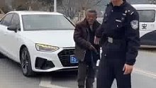 自驾游路边停一会，被当地大爷拦住强收停车费，大爷：“你这个人就是不老实”