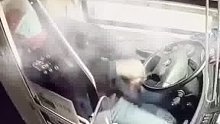 公交车师傅行驶途中突然抽搐，用最后意识将车停住。车上乘客急忙拨打120