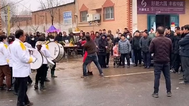 跳的好好的怎么亲上了