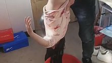 爸爸给女儿倒立洗头，爸爸带娃活着就好