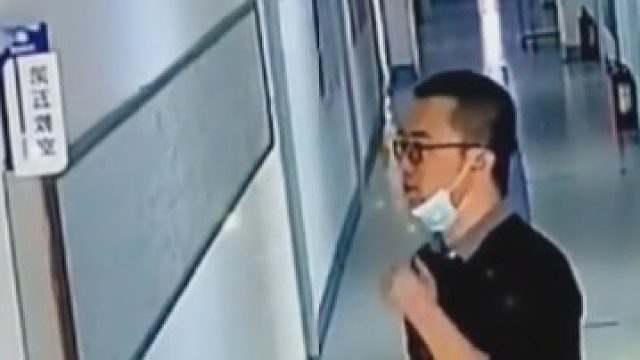 从不把生活中的心酸带给孩子们，老师就是学生们的一道光