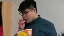 高校老师在课间休息时播放动画片，自己则站在一旁偷偷吃零食