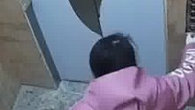 女子搬运玻璃进电梯挡住了门，网友：为什么她的第一反应是按楼层