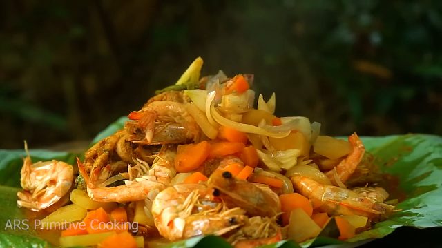 柬埔寨的龙虾鱿鱼真多，做一盘咖喱炒海鲜吃真过瘾