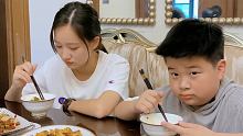 弟弟：没别的，我就是喜欢洗碗