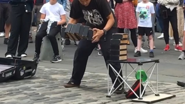 我国传统杂技表演切砖