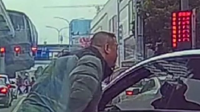 大众男司机和奔驰女司机路上起争执，男子拦路下车后，朝女司机吐口水……