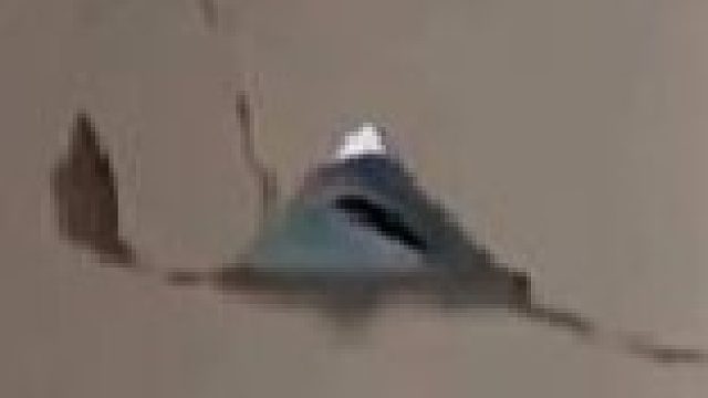 小伙被噪音吵醒睁眼发现墙上多个洞