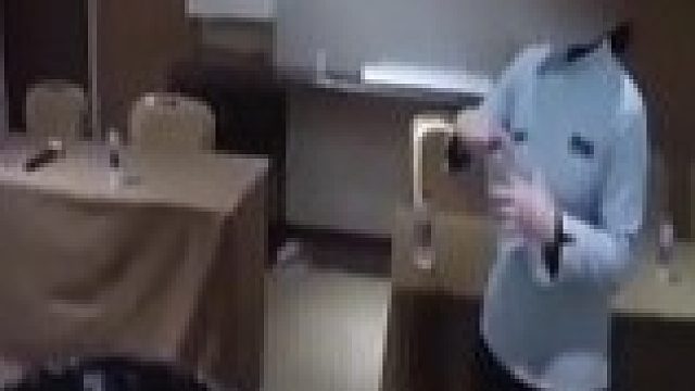 一酒店举办48人会议，倒掉43瓶未喝完的水被警告