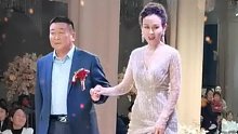 女儿婚礼上，妈妈一出场惊艳众人！