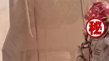 不满外墙涂刷效果，男子手持菜刀砍工人绳子