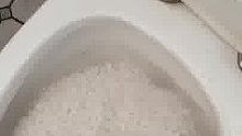 男子在马桶里倒了40斤盐，不知道有没有效果，网友：还以为是米！你知道这是什么梗吗