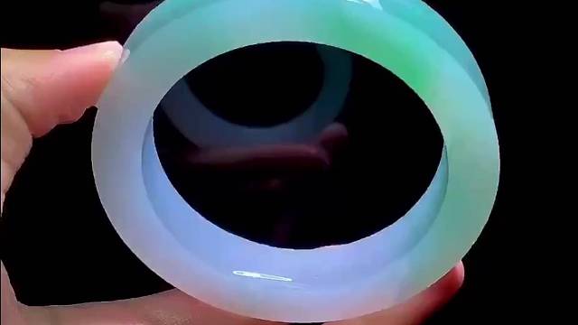 冰飘花手镯料
玉质冰润细腻，飘花轻盈秀雅，温婉可人，腕间柔情