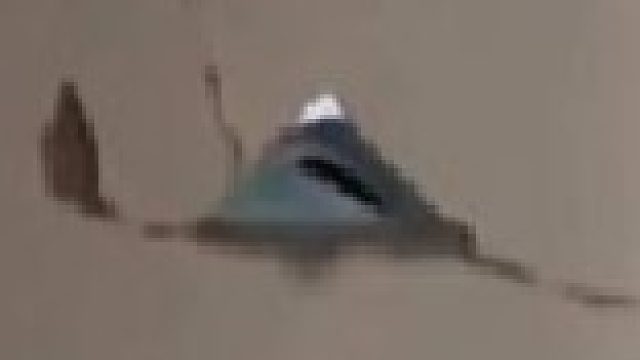 小伙被噪音吵醒睁眼发现墙上多个洞