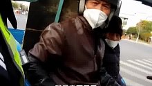 前一秒三轮车违法载人被查，下一秒紧急送伤患就医。