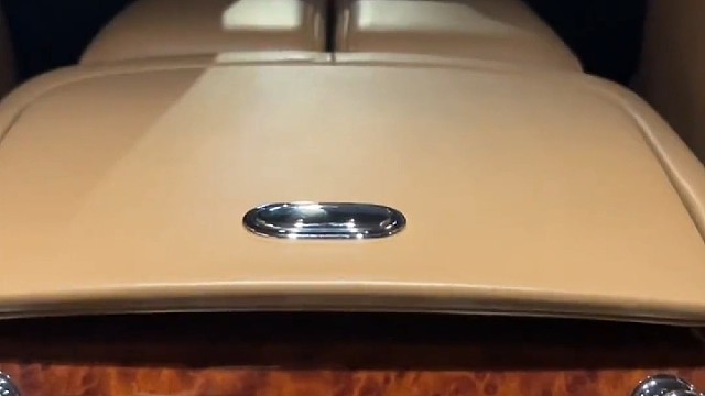 别买表了宾利车上有