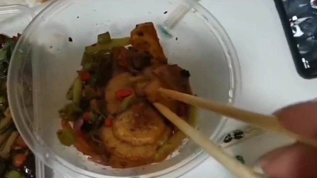 用筷子夹菜手抖