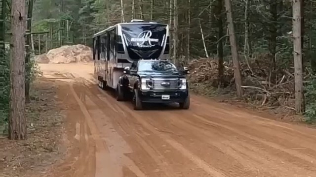 这房车配置不得三室一厅啊