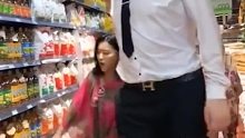 2米38的男子晒跟1米5女友的日常，两人互动恩爱有加让人羡慕，网友：缘分到了挡都挡不住