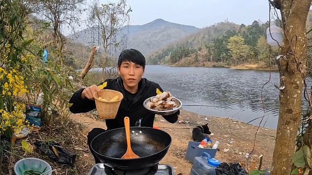 户外生活，户外餐，腊肉炒土豆，吃饭了朋友们