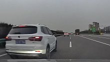 SUV错过高速出口连续变道，遇后方大货车后刹车，导致后方4辆小车追尾，一辆小车从另一辆车上飞过。