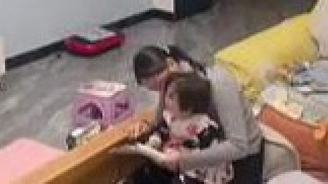 女子发现孩子不舒服想带去看医生，丈夫回到家拿钱砸她脸上，说每天啥也不干只会花钱