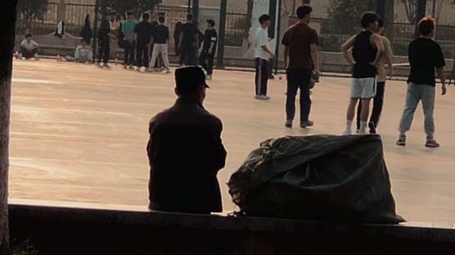 或许这位老爷爷也想起了曾意气风发还是少年时的自己驰骋在球场模样。