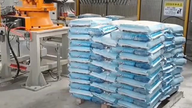 你还在用人工搬运码垛吗？聪明的老板都用上码垛机器人了，增效又降本。#码垛机#码垛机厂家