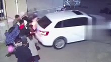 小车疑似没拉手刹，撞向孩子们，白衣女子边喊边推开孩子们，把他们护在身后，才避免了一场大祸
