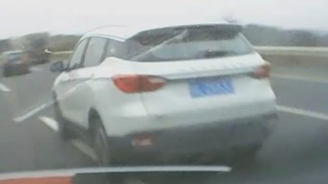 无接触也要担责！白色小车突然向左违法变道，导致视频车向左避让时撞上了护栏