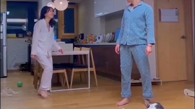 女的：可算说完了，终于可以下车了