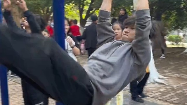 此时旁边一位靓仔试图单手找回场子[抱一下]